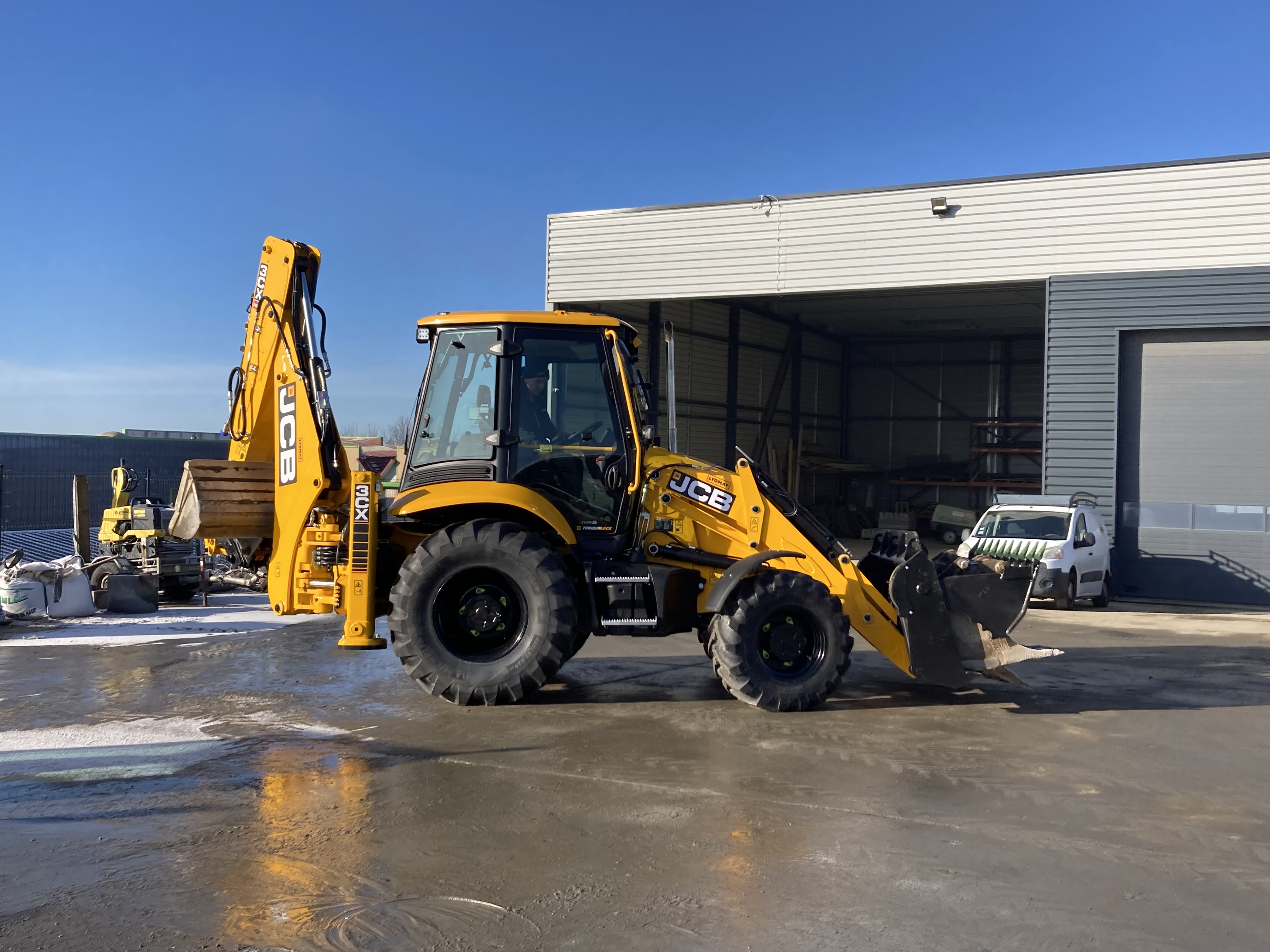 Photo du nouveau tractopelle JCB 3CX