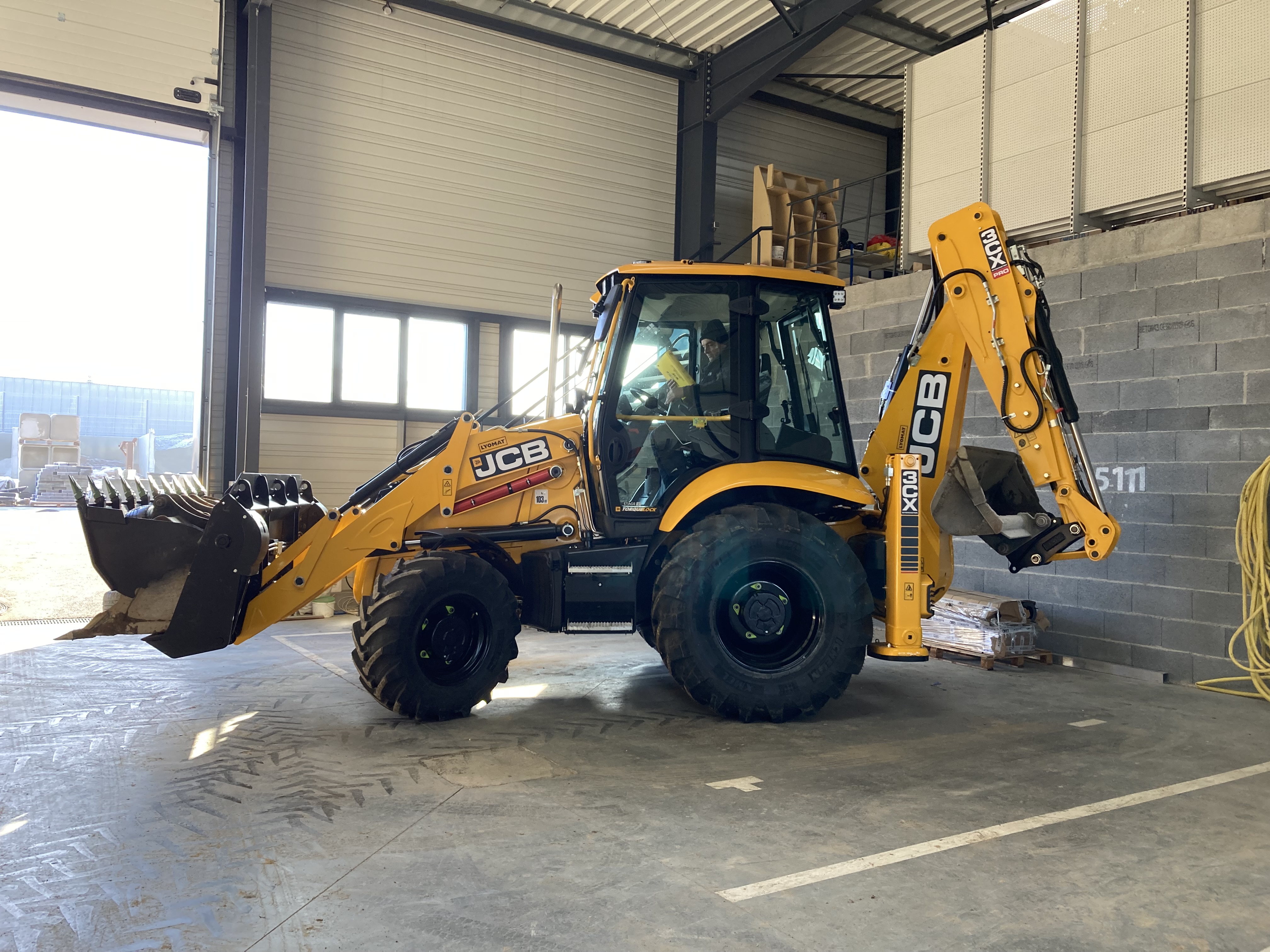 Photo du nouveau tractopelle JCB 3CX