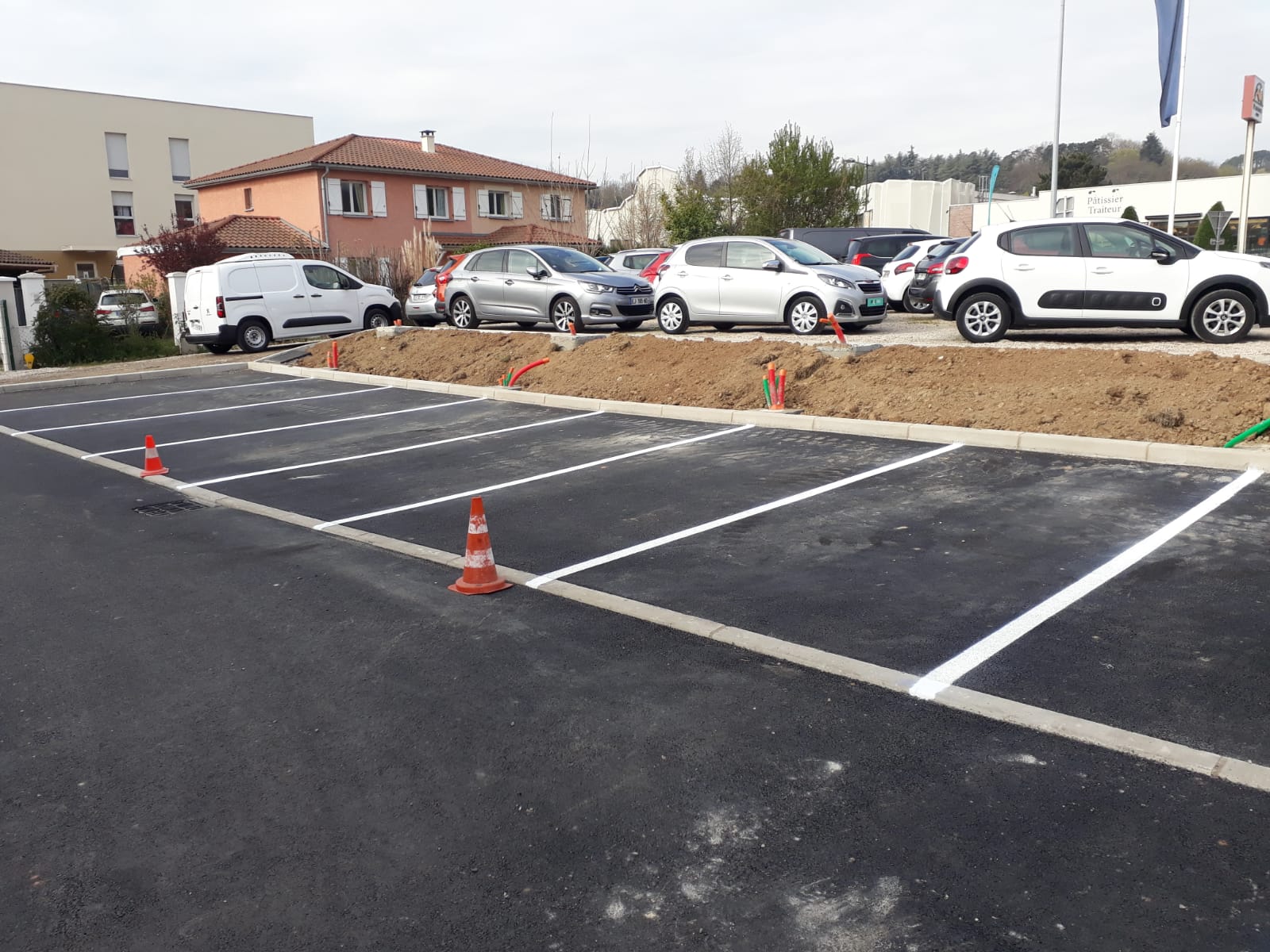 Bordures basse et haute pour une parking