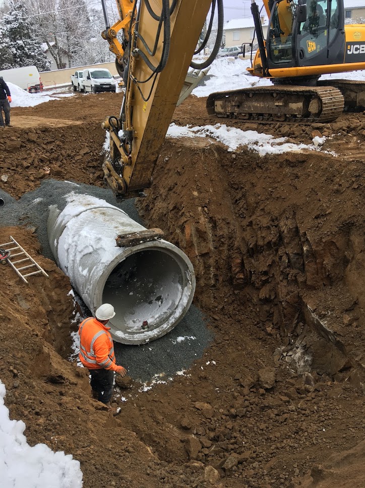 Pose de canalisation béton